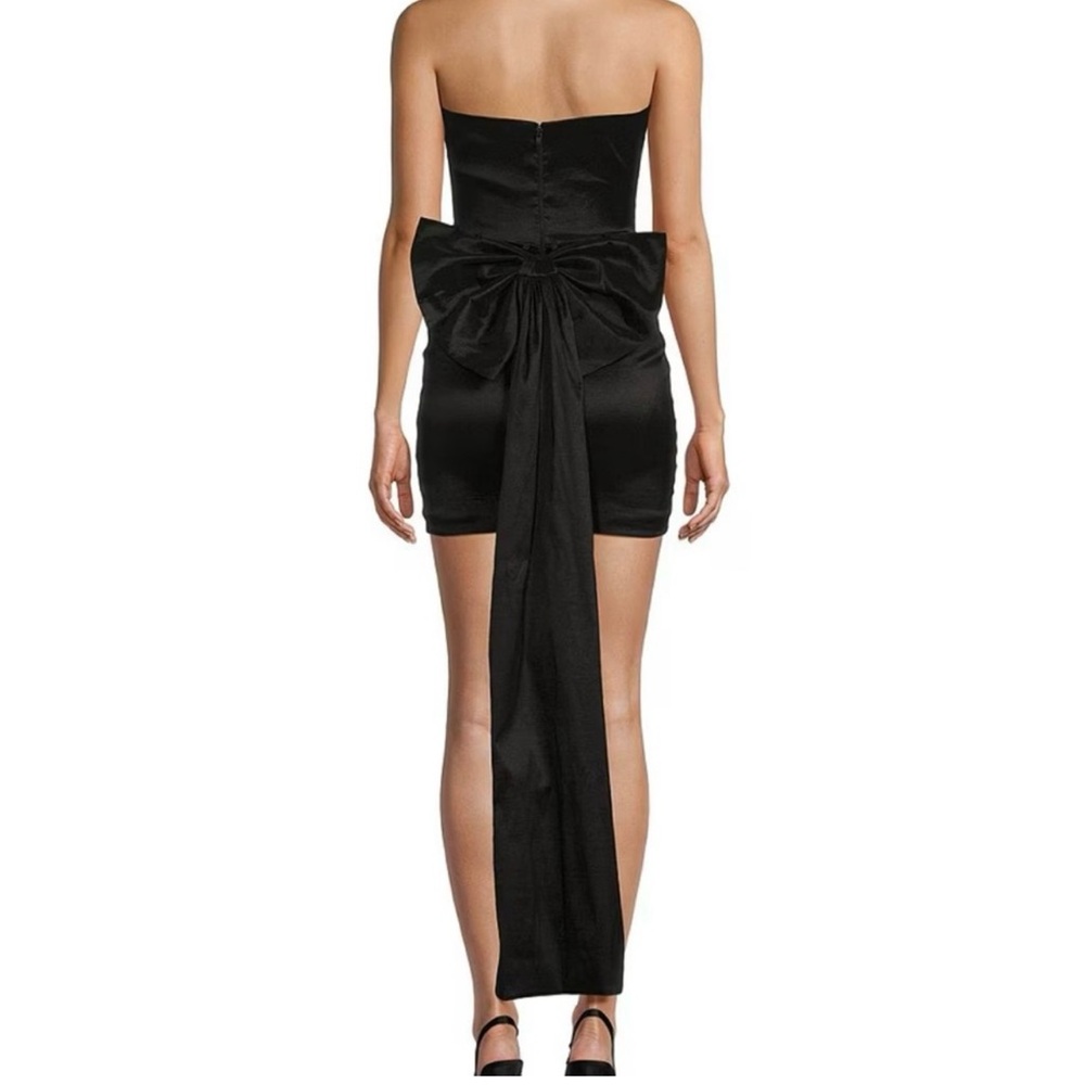 Chic Strapless Black Dress with Dramatic Bow